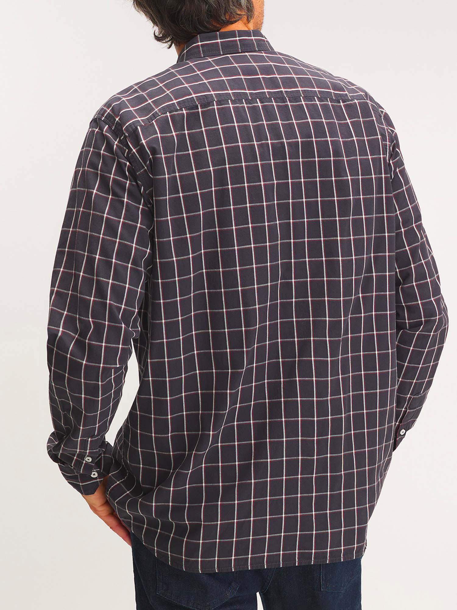 Chemise à carreaux noir sale